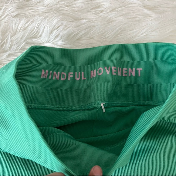 Alo Yoga 5" Seamless Ribbed Favorite Short - Picture 6 of 12